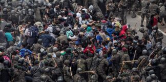 Guatemala detiene y reprende con violencia a caravana migrante hondureña