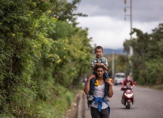 Republicanos visitan la frontera alarmados por la llegada de migrantes a EEUU