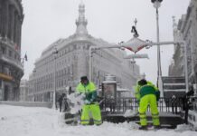 La primera tormenta de nieve en una década paraliza Países Bajos