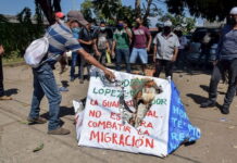 Migrantes queman piñata para pedir a Biden que les deje ingresar a EE. UU.