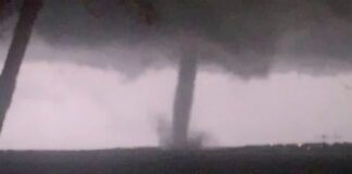 Tornado en EEUU causa daños materiales y cierre de un aeropuerto en Florida