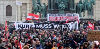 Miles de personas protestan ilegalmente en Viena contra las medidas anticovid