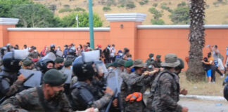 Guatemala coloca barreras policiales para impedir paso de caravana migrante quienes ingresaron a la fuerza caravana-migrantes-barrera-