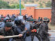 Guatemala coloca barreras policiales para impedir paso de caravana migrante quienes ingresaron a la fuerza caravana-migrantes-barrera-