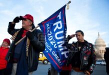 Manifestantes a favor y en contra de Trump se enfrentan en San Diego