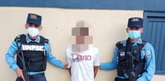 Sujeto es detenido por agentes de la Policía Nacional, minutos después de dar muerte a fémina