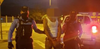 Policías preventivos de la Policía Nacional arrestan a individuo acusado de intentar dar muerte a su esposa