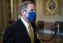 Defensa de Trump redibuja asalto al Capitolio con relato manipulado de hechos