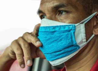 EE. UU. recomienda dos máscaras para luchar contra las nuevas cepas de la Covid-19