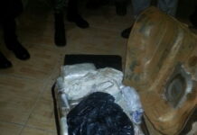 Encuentran cocaína en compartimientos falsos de dos vehículos en Colón