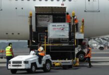 Llega a El Salvador el primer lote de 20.000 vacunas contra la Covid-19