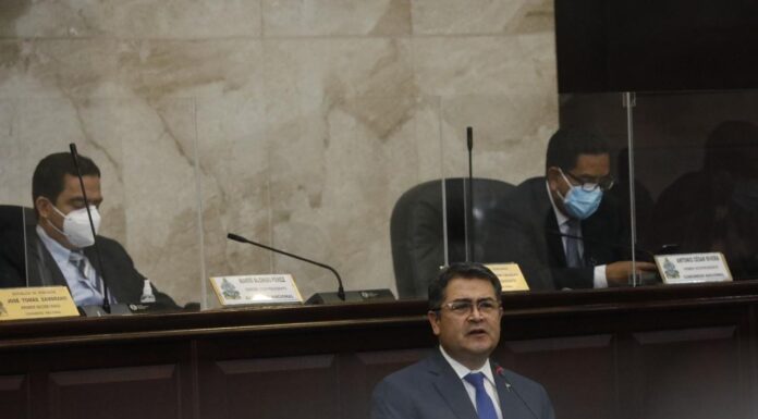 Presidente Hernández comparece ante el CN para reaccionar ante acusaciones que lo relacionan al Narcotráfico
