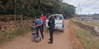 Policía Nacional culmina entrega de víveres a personas que habitan en la aldea Ojo de Agua