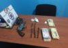 Mujer es detenida en posesión ilegal de arma de fuego y dinero en efectivo