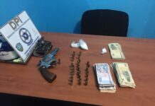 Mujer es detenida en posesión ilegal de arma de fuego y dinero en efectivo