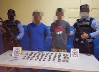 Dos sujetos son detenidos por policías preventivos en posesión de supuesta droga y remitidos a la Fiscalía
