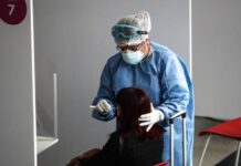 Una reinfección grave con la cepa surafricana inquieta a médicos en Francia