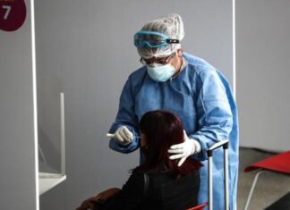 Una reinfección grave con la cepa surafricana inquieta a médicos en Francia