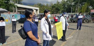 Médicos egresados de la UNAH-VS exigen sus títulos universitarios