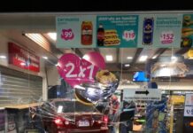 Automóvil se estrella en tienda «pronto» a la altura de la colonia Tepeyac