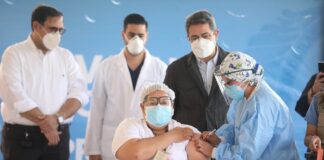 Yelena Zoraya y Nolvin Guifarro fueron los primeros hondureños en recibir la primera dosis de la vacuna contra el COVID-19 donada por Israel