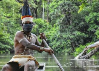 Indígenas crean hospital de campaña para pacientes con covid en el Amazonas