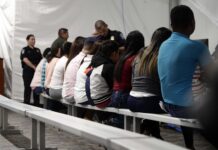EE. UU. reinicia casos de asilo de 25.000 migrantes con apoyo de México y ONU