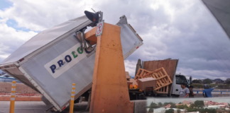 Conductor de cabezal colisiona contra limite de altura de un puente de la capital