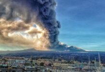 Volcán Etna en Italia entra en erupción