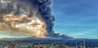 Volcán Etna en Italia entra en erupción