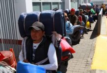 Migrantes varados en la frontera mexicana cruzan a EE.UU. desde tres ciudades