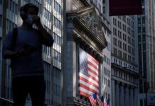 Los vacunados de EE UU podrán reunirse en interiores sin mascarilla y no tendrán que aislarse si contactan con un positivo