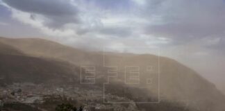 Caída de ceniza volcánica afecta a cinco provincias de Ecuador