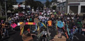 Periodistas salvadoreñas se suman a marcha para exigir medios libres de acoso