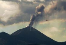 Guatemala cierra aeropuerto La Aurora por caída de ceniza del volcán Pacaya