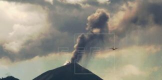 Guatemala cierra aeropuerto La Aurora por caída de ceniza del volcán Pacaya