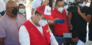 Luego de ejercer el derecho al voto, Luis Zelaya dijo: «Vamos Ganando»