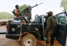 Hombres armados atacan una escuela en Nigeria y secuestran a 30 estudiantes