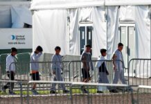 Biden permite a la prensa entrar por primera vez a centro de niños migrantes