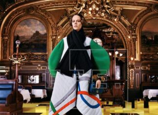 La pasarela de París desafía la tristeza: a tiempos oscuros, ropa de colores