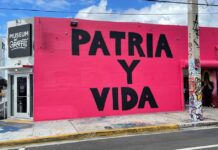 Grafitero cubano de Miami realiza un gran mural con el lema «Patria y Vida»
