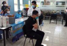 Aplican segunda dosis de la vacuna Moderna a trabajadores de primera línea en San Pedro Sula