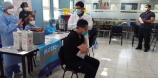 Aplican segunda dosis de la vacuna Moderna a trabajadores de primera línea en San Pedro Sula