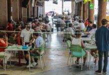 Acapulco reabre sus bares tras permanecer cerrados un mes por la covid