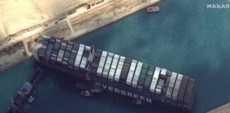 El canal de Suez sigue bloqueado por tercer día y más de 200 barcos esperan