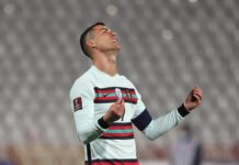 Cristiano Ronaldo tira el brazalete y estalla por un gol anulado