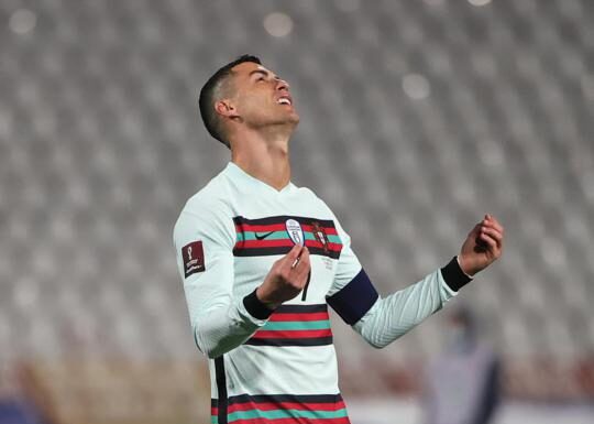 Cristiano Ronaldo tira el brazalete y estalla por un gol anulado