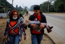 Migrantes deportados desde EEUU viven a la intemperie en el norte de México