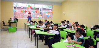 Niños mexicanos vuelven a las aulas de Jalisco tras un año de clase virtual