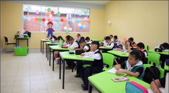 Niños mexicanos vuelven a las aulas de Jalisco tras un año de clase virtual